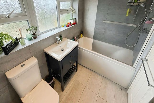 10 Romsey Drive, Cheadle photo 4