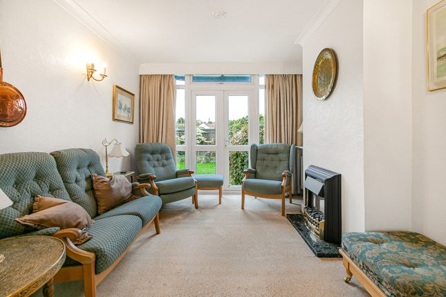 6, Meadow Gardens, Surrey photo 2