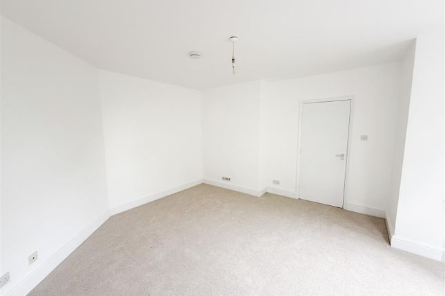 Flat 8 Lexden Lodge, Crowborough Hill, Crowborough photo 4