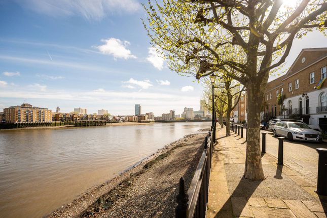 Flat to rent in Rotherhithe Street, Rotherhithe, London