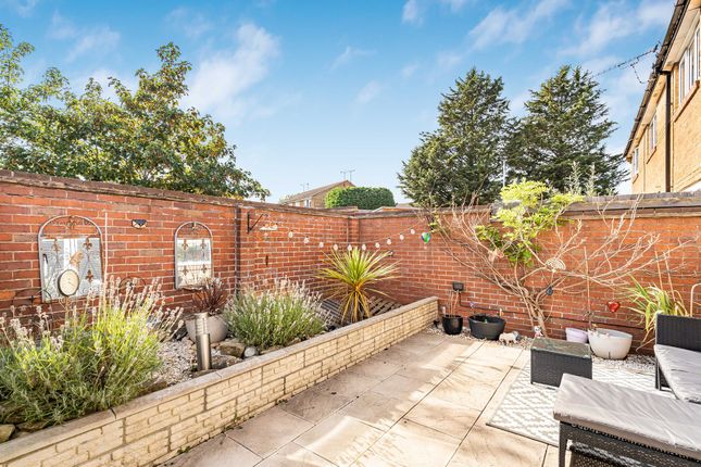 12 Thornford Drive, Swindon photo 2