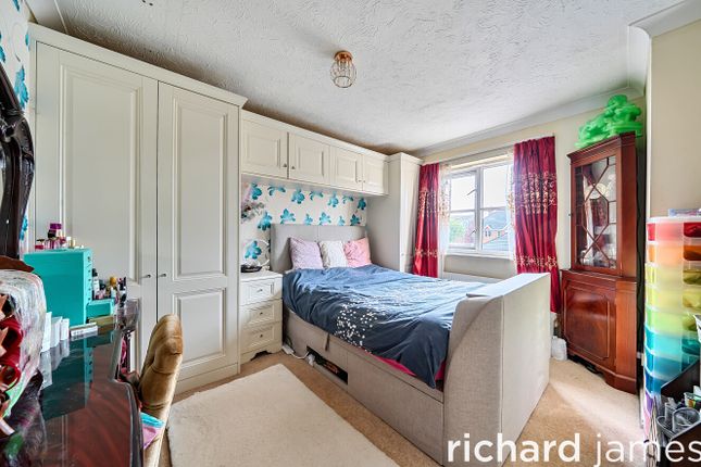 4, Cagney Drive, Swindon photo 4