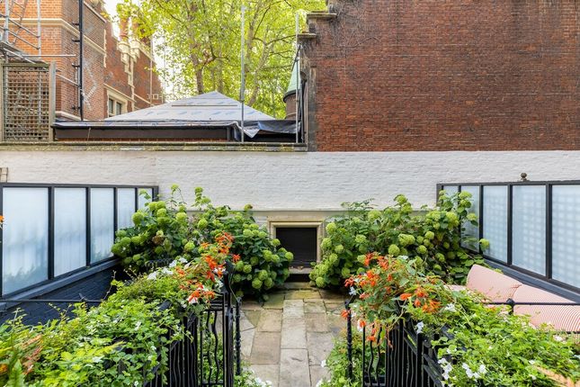 Flat to rent in Egerton Gardens, Knightsbridge