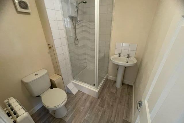 Flat B, 146, High Street, Swindon photo 3
