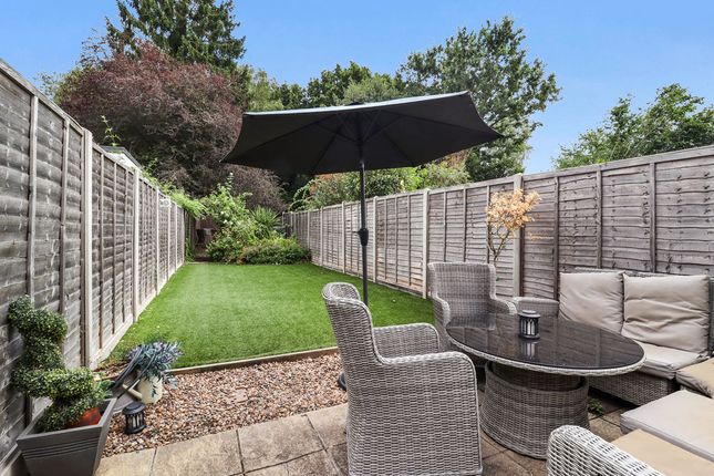 24, Chertsey Road, Windlesham photo 4