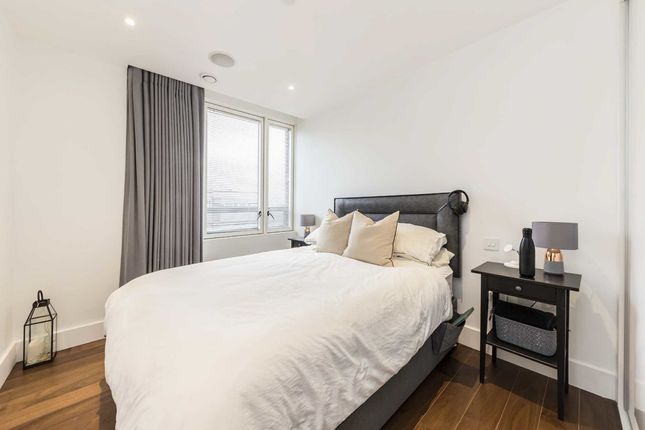 Flat for sale in Upper Richmond Road, London