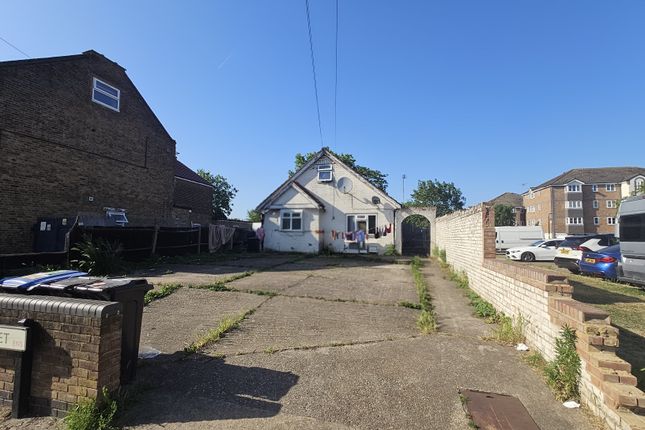 South Street, Enfield - Ponders End photo 2