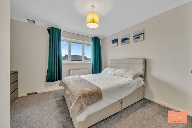 11 Brynawel, Caerphilly photo 4