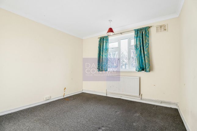 5, Avenue Court, ILFORD photo 4