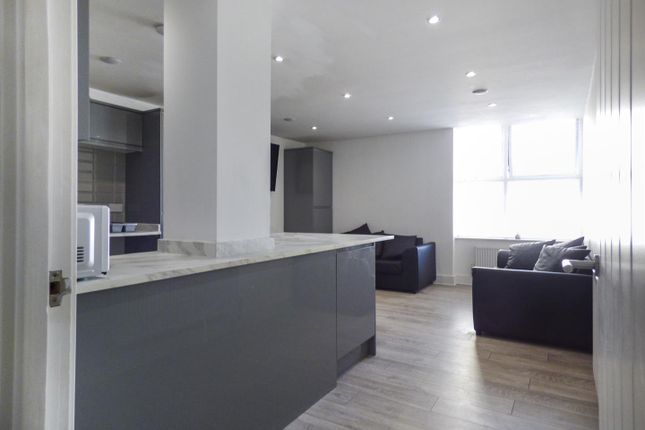 Flat 2, The Willows, 8 Willowdale Centre High Street, Wickford photo 2