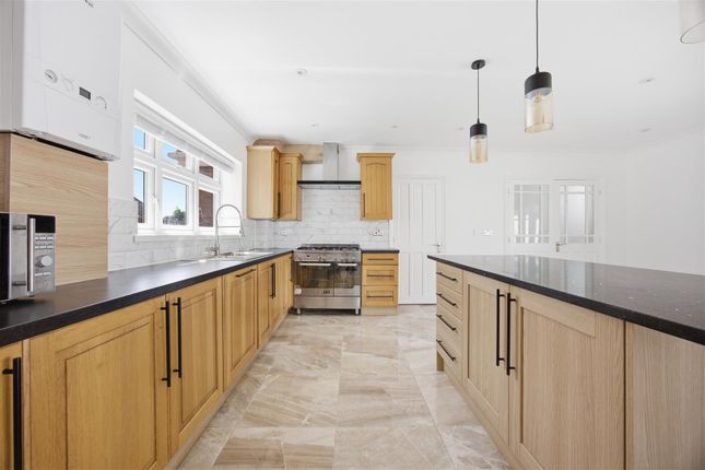 43 Willow Crescent East, Uxbridge photo 4