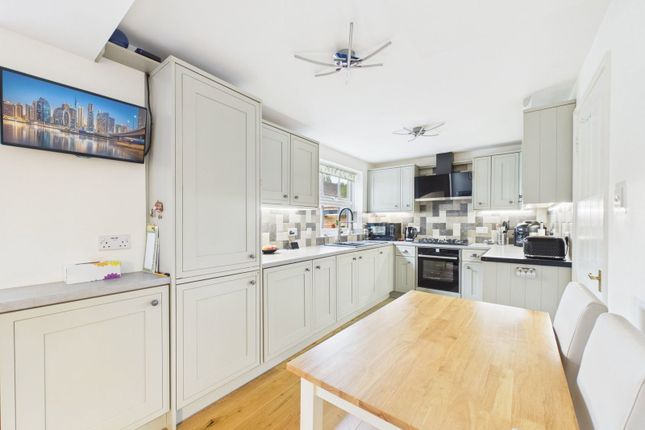 42, Earles Meadow, Horsham photo 3