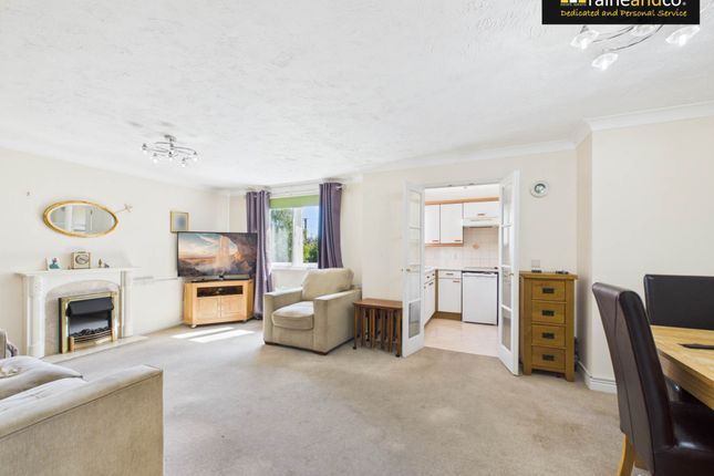 42, Potters Court, Potters Bar photo 3