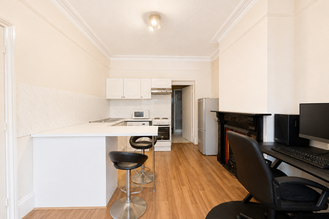 Flat 1, 112 Basingstoke Road, Reading photo 4