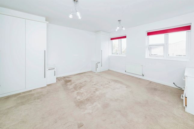 Property to rent in Commonwealth Drive, Crawley