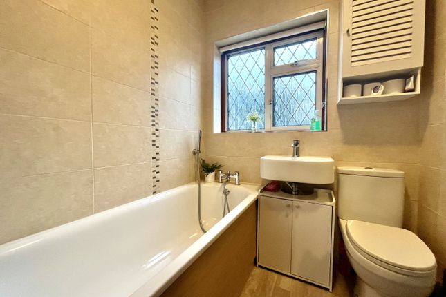 9, Marston Avenue, Chessington photo 4