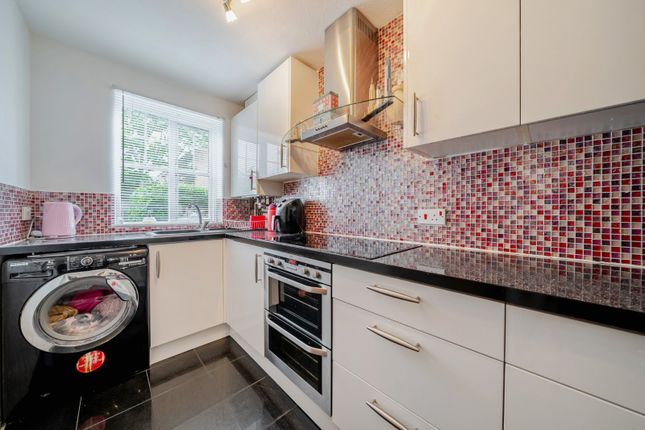 77, Ann Moss Way, London photo 4