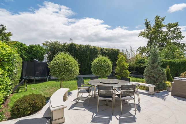 14, Orchard Avenue, London photo 4