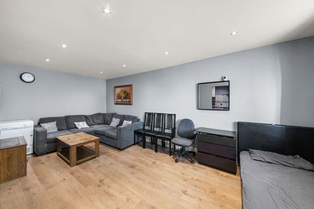 Flat 7 St.Crispins Court, St. Crispins Close, Southall photo 4