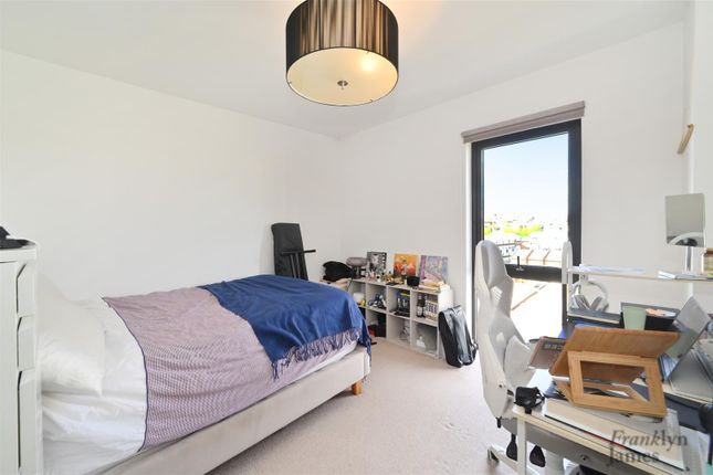 Flat to rent in Boathouse Apartments, 8 Cotall Street