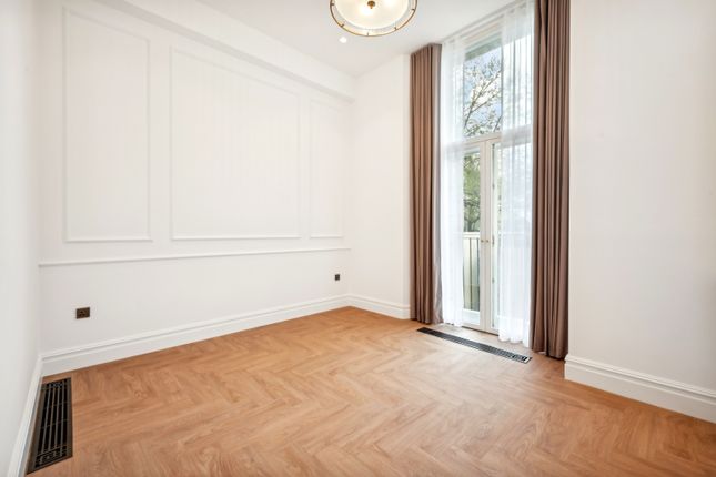 Flat to rent in Connaught Place, London