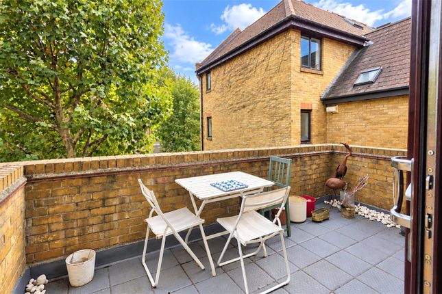 Waveney Close, London photo 3