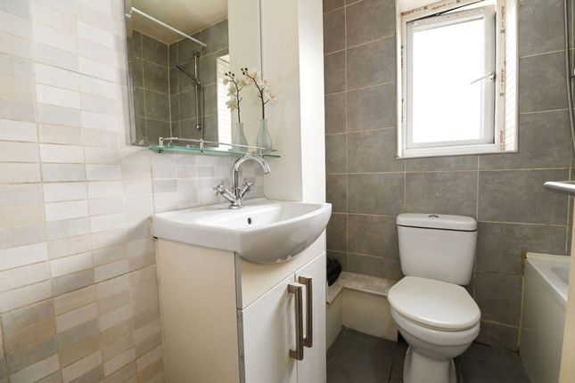 83 Abercarn Close, Manchester photo 4