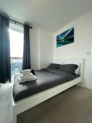 Flat to rent in Thomas Road, London