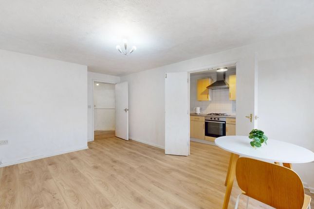 Flat 2, Lily Nichols House, 6, Connaught Road, Silvertown photo 3