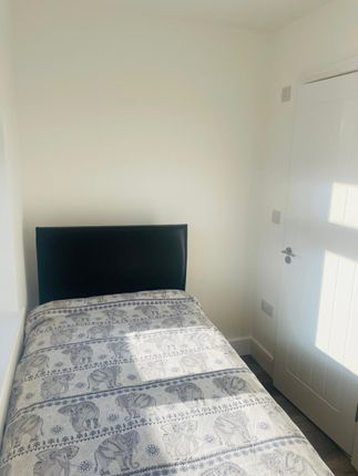 Room 5, 63 North Hyde Road,, Hayes photo 3