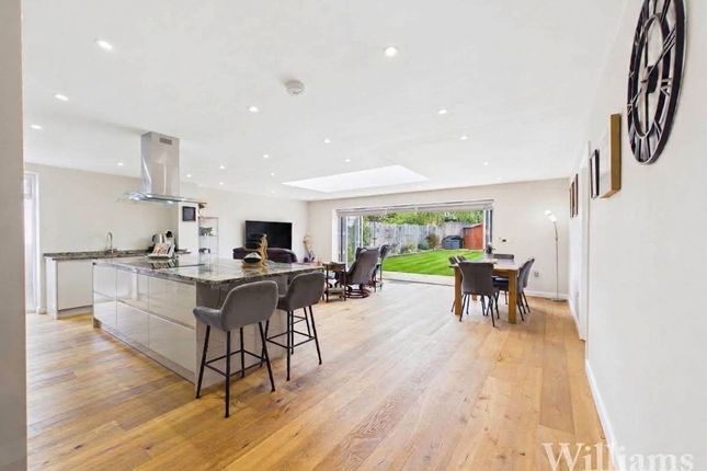 28 Langdon Avenue, Aylesbury photo 2