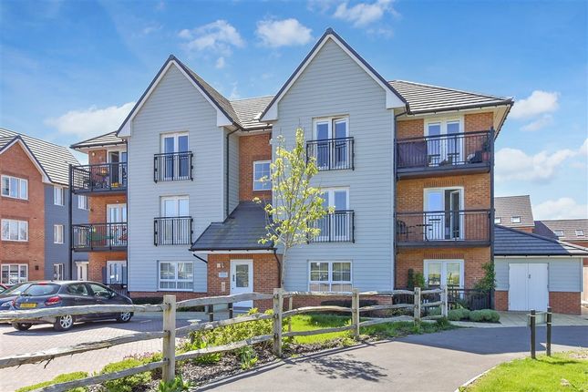 2-bed flat on Maycock Place, Hythe, £225,000