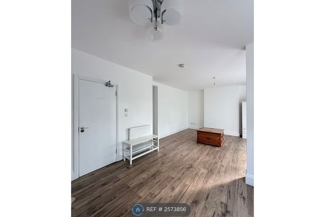 Flat B, Roehampton Vale, London photo 4