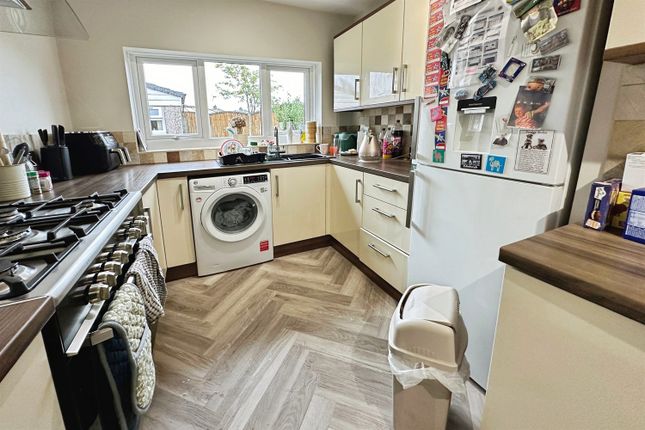 16, Tudor Avenue, Chadderton, Oldham photo 4