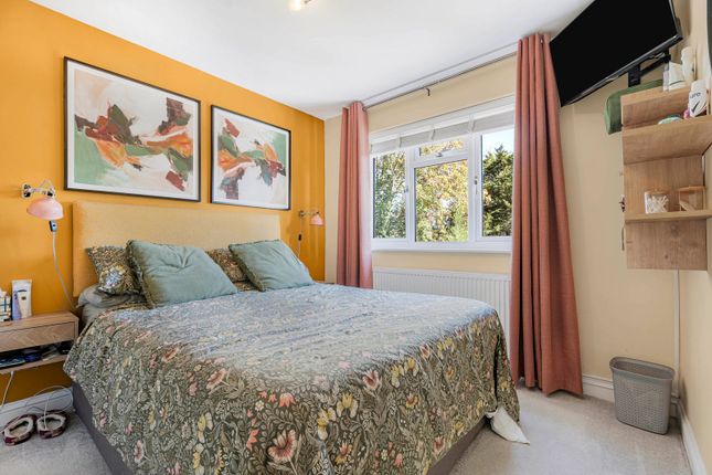 37, Pooley Avenue, Surrey photo 4