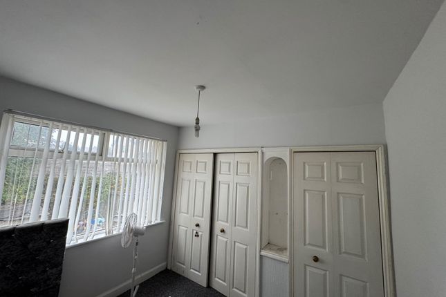 35, Thorn Lane, BRADFORD photo 4