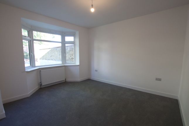 10 Ridgeway Road, Isleworth photo 5