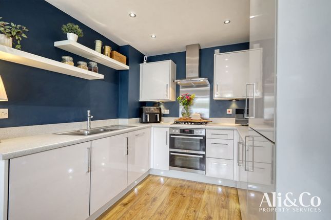 16 Woodside Close, Grays photo 3