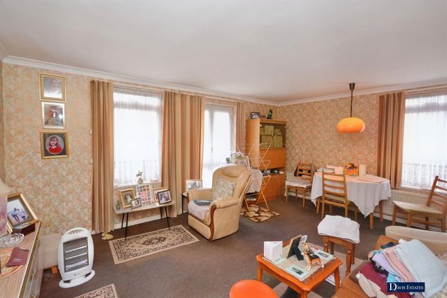 Flat for sale in Squirrels Heath Lane, Ardleigh Green, Hornchurch