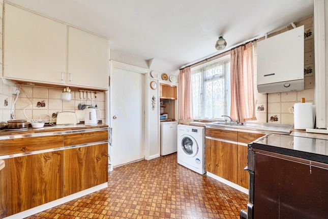 10, Potters Way, Surrey photo 4