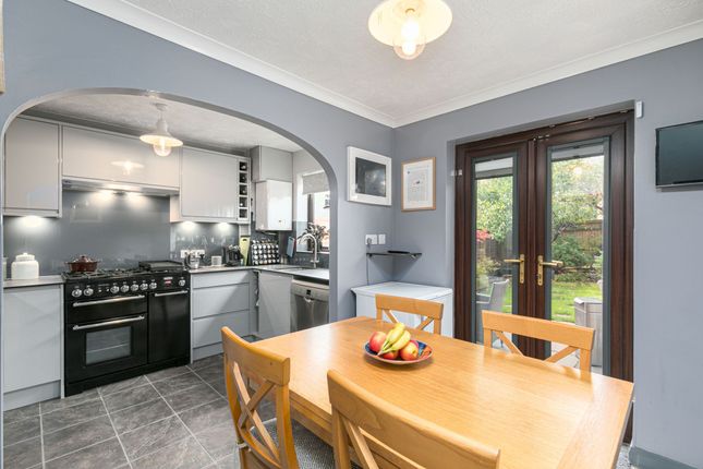 11 San Feliu Court, East Grinstead photo 2