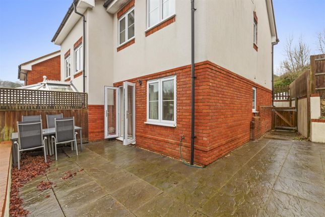 10, Hillview Gardens, High Wycombe photo 5