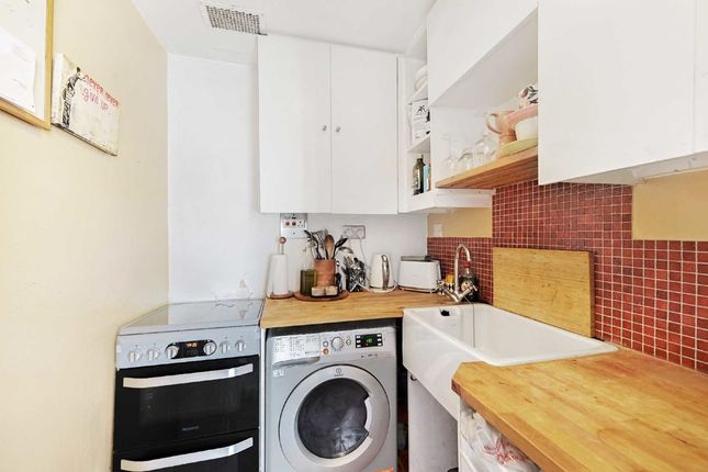 Flat to rent in St. Quintin Avenue, London