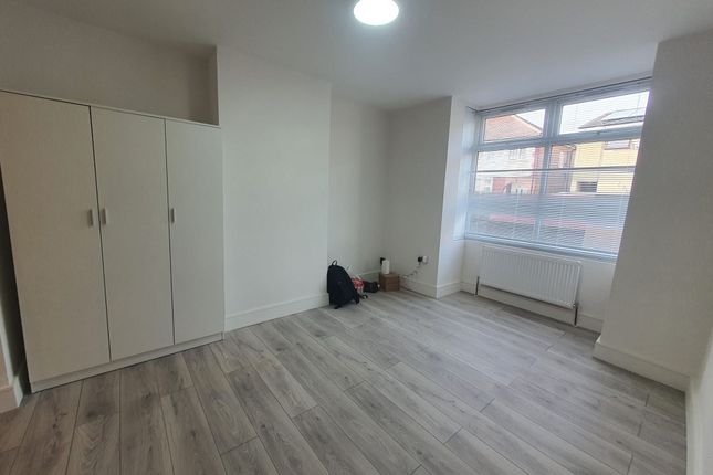 ROOM 1, 45 Tudor Road, Hayes photo 4