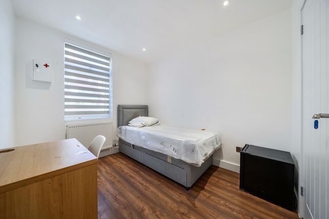 5, Hoyland Close, London photo 4