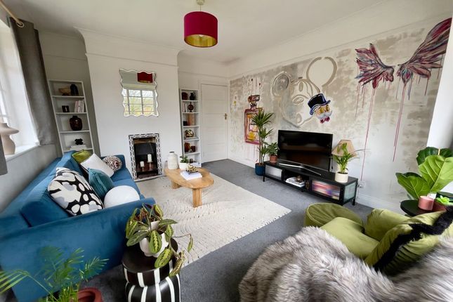 Flat 11, Cresta Court, Hanger Lane, London photo 4