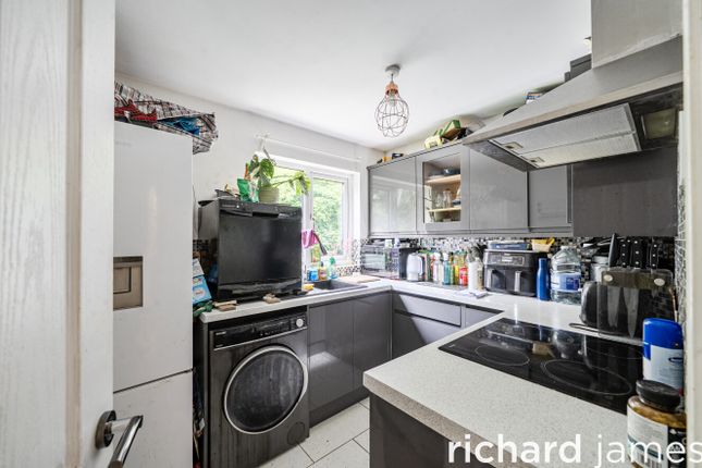 Ancona Close, Ramleaze, Swindon photo 4