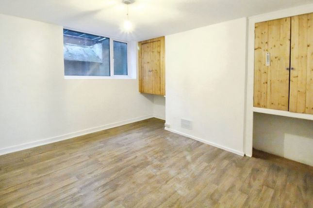 20a, The Close, Rochester photo 4
