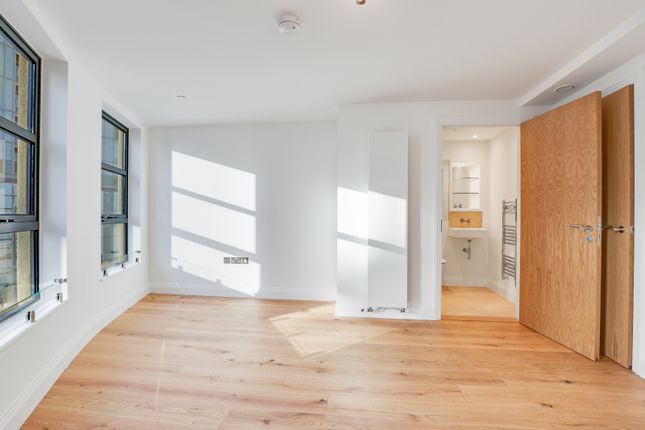 Apartment 4, Meridian Point, London photo 4