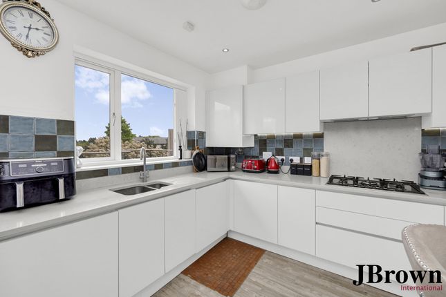 75, Henry Darlot Drive, London photo 4